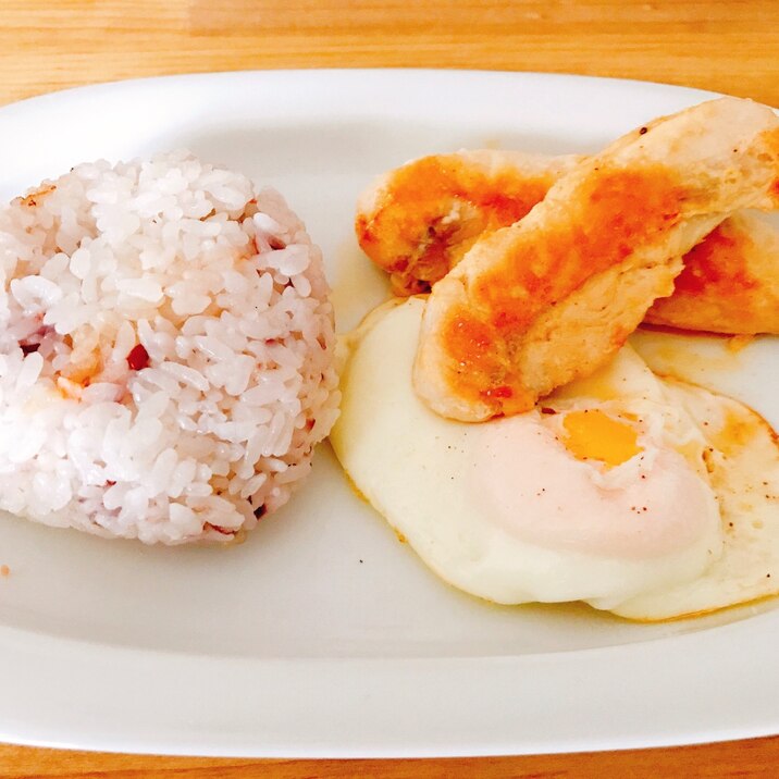 男の朝ご飯（目玉焼きと鳥のささみ）